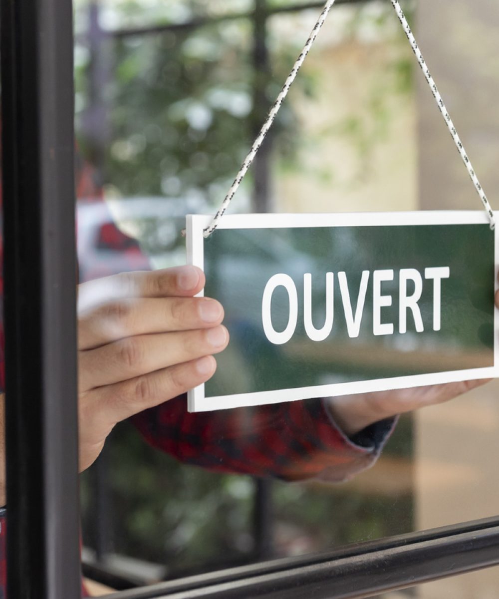 Open sign in French language.